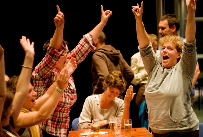 Mensen die juichen op een quiz