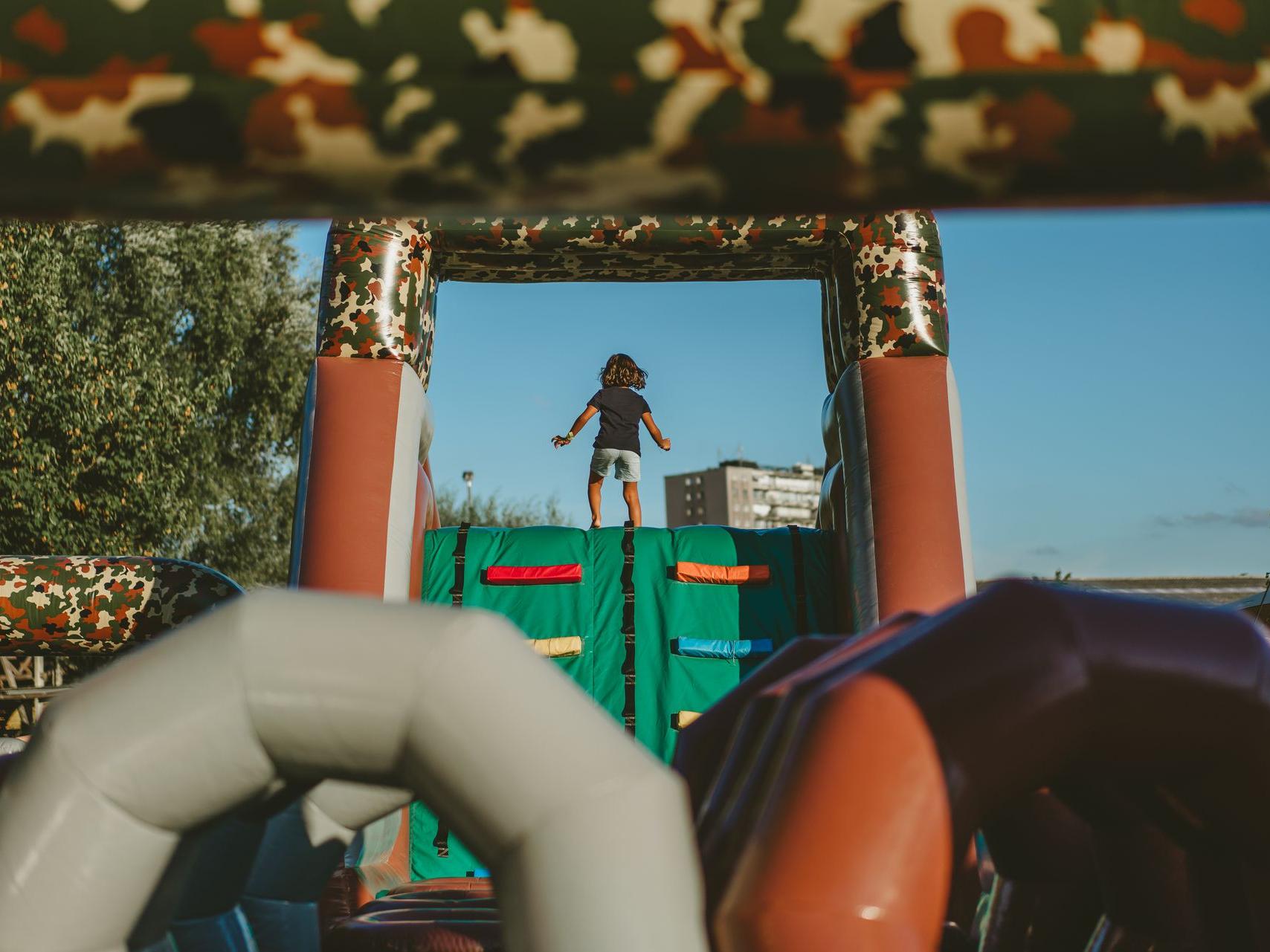 Een kind dat op een springkasteel staat